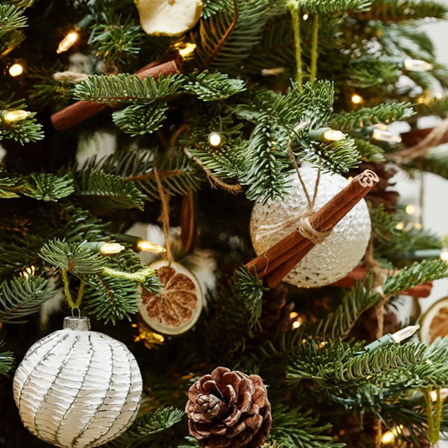 Natural Ways to Decorate Your Christmas Tree This Winter